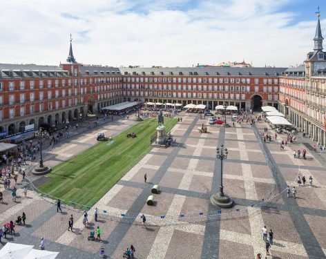 003 GRASS-Plaza-Mayor-Madria-Spain-by-SpY-472x375