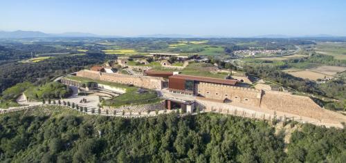 007-contemporary-arts-center-and-hotel-at-the-former-xixth-century-fortres-of-sant-julia-de-ramis-girona-by-fuses-viader-arquitectes-960x454