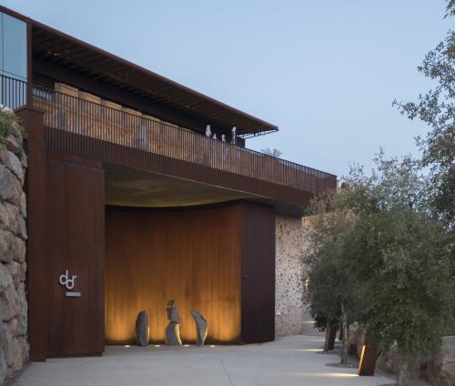 012-contemporary-arts-center-and-hotel-at-the-former-xixth-century-fortres-of-sant-julia-de-ramis-girona-by-fuses-viader-arquitectes-960x815