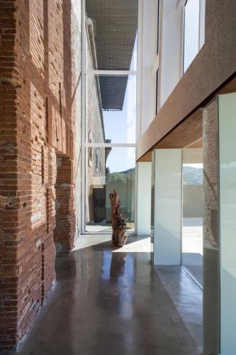 017-contemporary-arts-center-and-hotel-at-the-former-xixth-century-fortres-of-sant-julia-de-ramis-girona-by-fuses-viader-arquitectes-960x1440