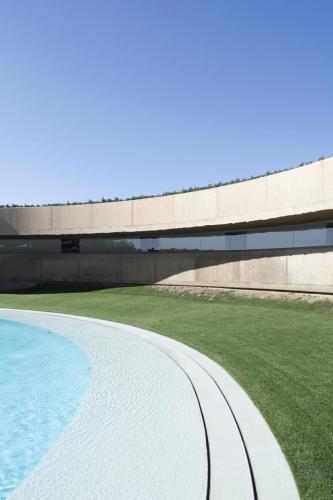 042-contemporary-arts-center-and-hotel-at-the-former-xixth-century-fortres-of-sant-julia-de-ramis-girona-by-fuses-viader-arquitectes-960x1440
